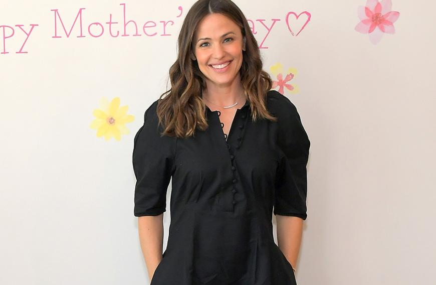 Versteckt Jennifer Garner unter diesem lockeren Kleid einen Babybauch?