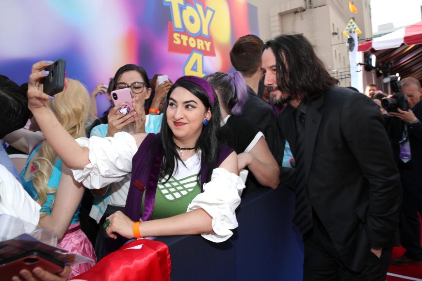 Für Fotos mit seinen weiblichen Fans hält der Schauspieler immer einen gewissen