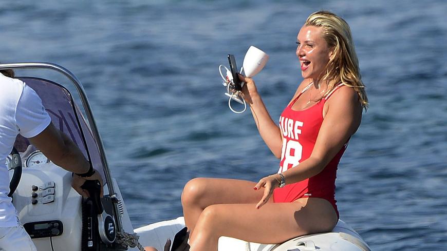 Prost! Evelyn Burdecki genoss Sommer, Sonne und Alkohol auf Mallorca.
