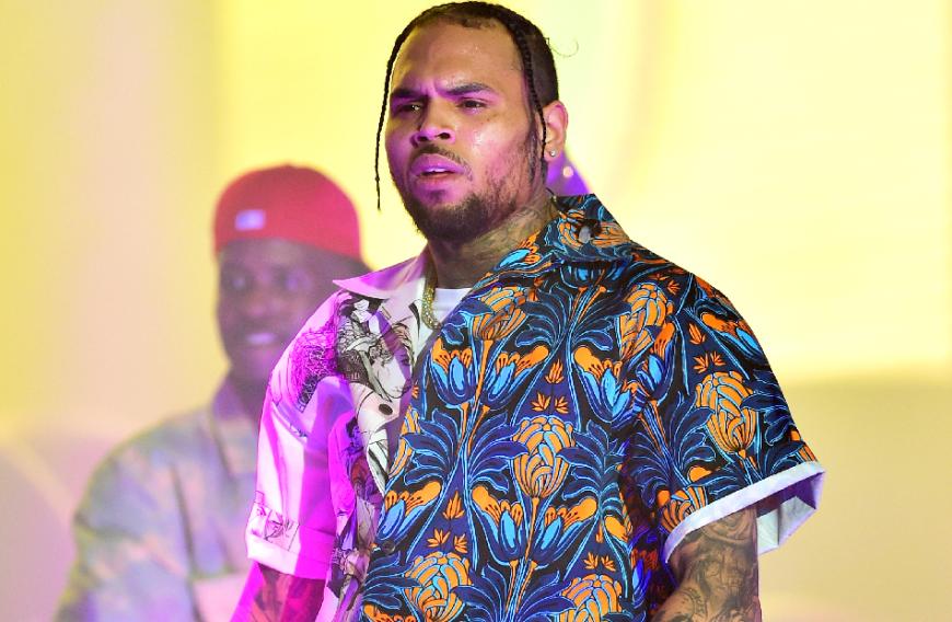 Chris Brown zeigt sich mal wieder von seiner schlechtesten Seite: Während der Ex von Rihanna eigentlich erfreut darüber sein sollte, wieder Vater zu werden, hängt der Musiker noch immer an seiner Ex fest.