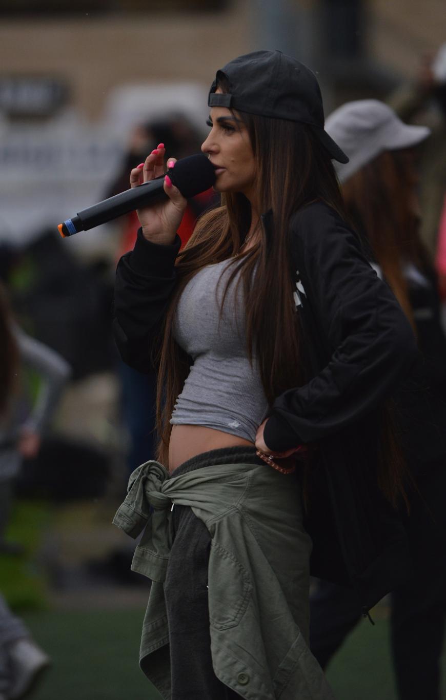 Trotz Vollplayback trällerte das It-Girl schräge Töne ins Mikrofon und wirkte äußerst unbeholfen und planlos auf der Bühne.