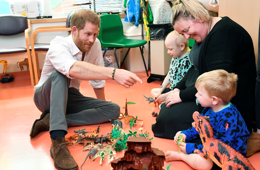 14. Mai: Im John-Radcliffe-Kinderkrankenhaus in Oxford kümmerte Harry sich um andere Kids.