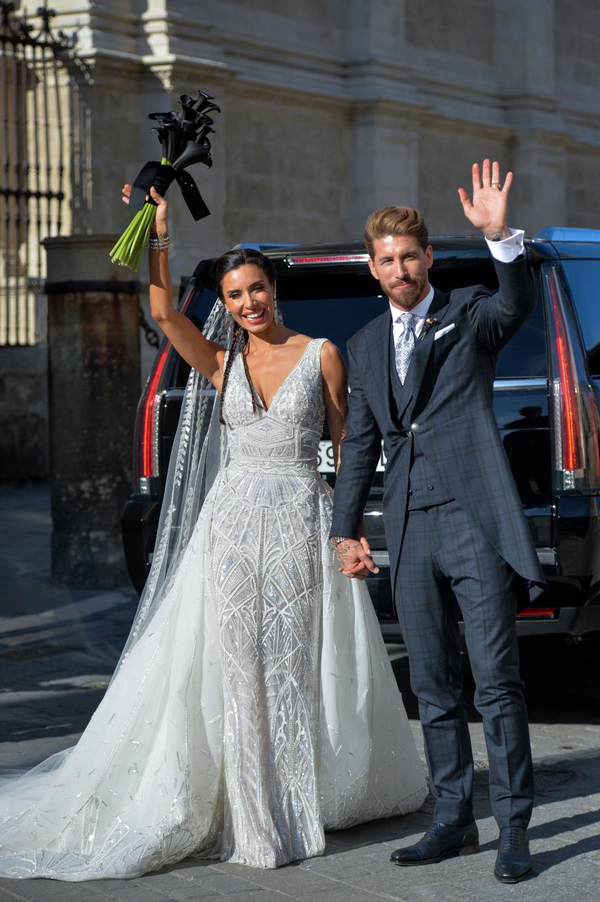 Fußballer Sergio Ramos hat nach sieben Jahren Beziehung seine Liebste Pilar Rubio in Sevilla geheiratet. Die Braut überzeugte mit einem sexy Look: Die Haare der Moderatorin waren zu Zöpfen geflochten und als Brautstrauß hatte sie schwarze Callas gewählt, die Treue und Reinheit symbolisieren sollen. Ihr Dress ist vom libanesischen Designer Zuhair Murad und war ein echtes Highlight - jedoch trug Heidi Klum das gleiche Kleid bereits vor über einem Jahr bei ihrem ersten offiziellen Auftritt mit ihrem Verlobten Tom Kaulitz bei der amfAR-Gala in Cannes.
Ob Pilar das wusste? Vermutlich nicht ...