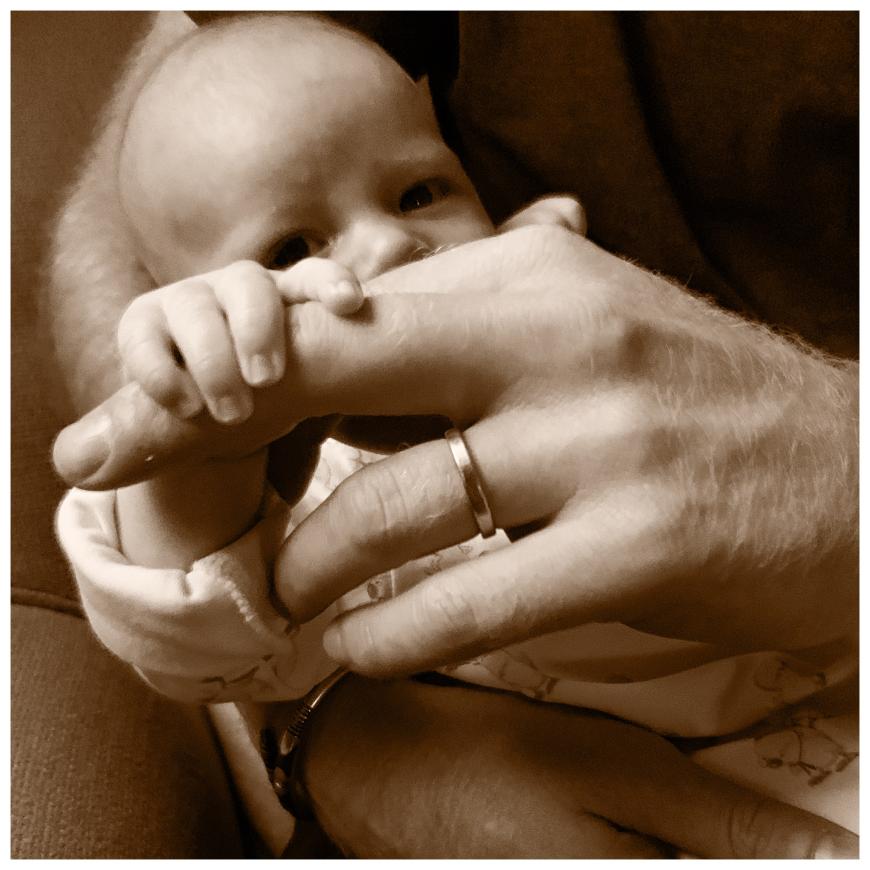 Am 16. Juni 2019 gibt es endlich ein Wiedersehen mit Archie: Anlässlich des Vatertages in Großbritannien posten Meghan und Harry dieses süße Pic ihres Nachwuchses auf Instagram.