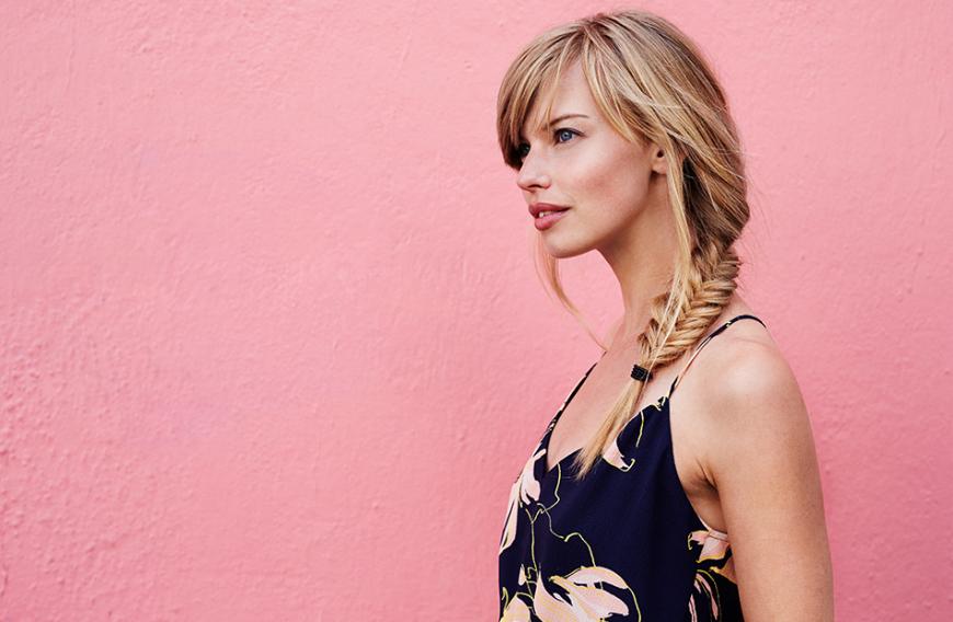 Flechtfrisuren passen perfekt in die Sommer-Monate. Mit einem Beauty-Gadget kannst du dir im Handumdrehen diesen Look kreieren.