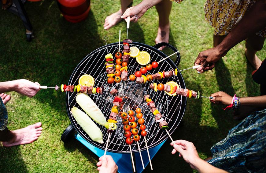 Mit den richtigen Tipps und Tricks purzeln selbst trotz Grill-Sause die Pfunde.