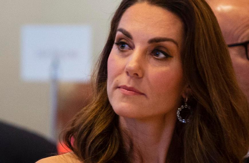 Ein harter Schlag für Kate, die sich jetzt mit ihrem Mann einen Tisch setzte.