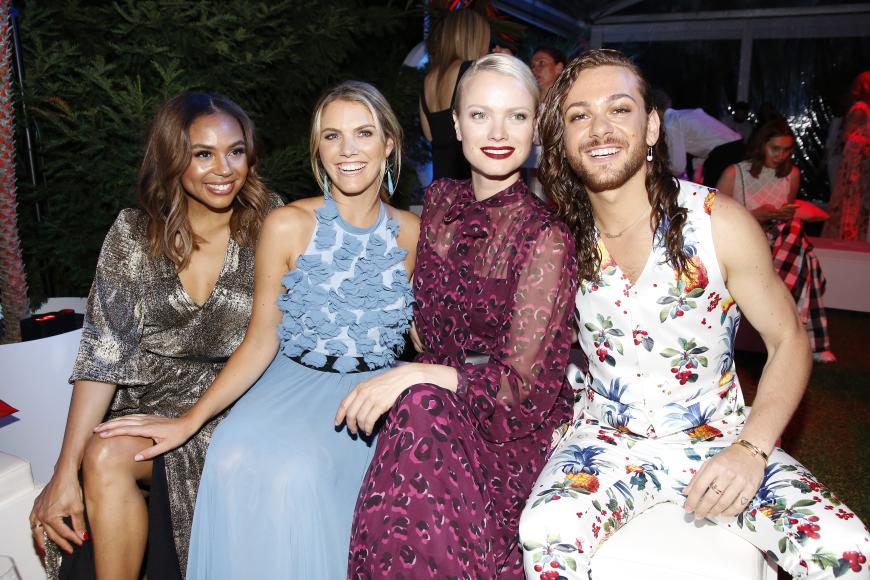 Alexandra Maurer, Viviane Geppert, Franziska Knuppe und Riccardo Simonetti (v.l.) genießen die sommerliche Sause in Berlin.