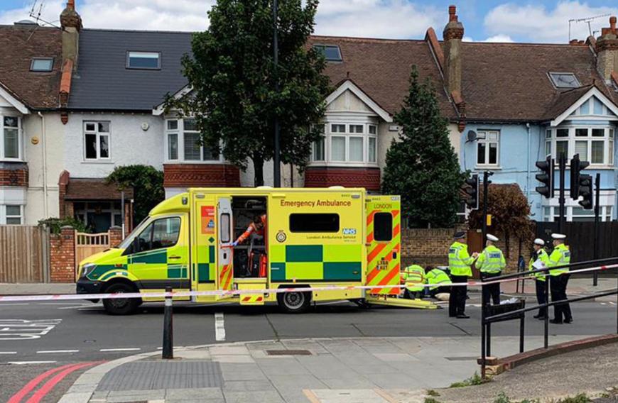 Ein vorausfahrender Polizist ist in London mit einer älteren Frau kollidiert.