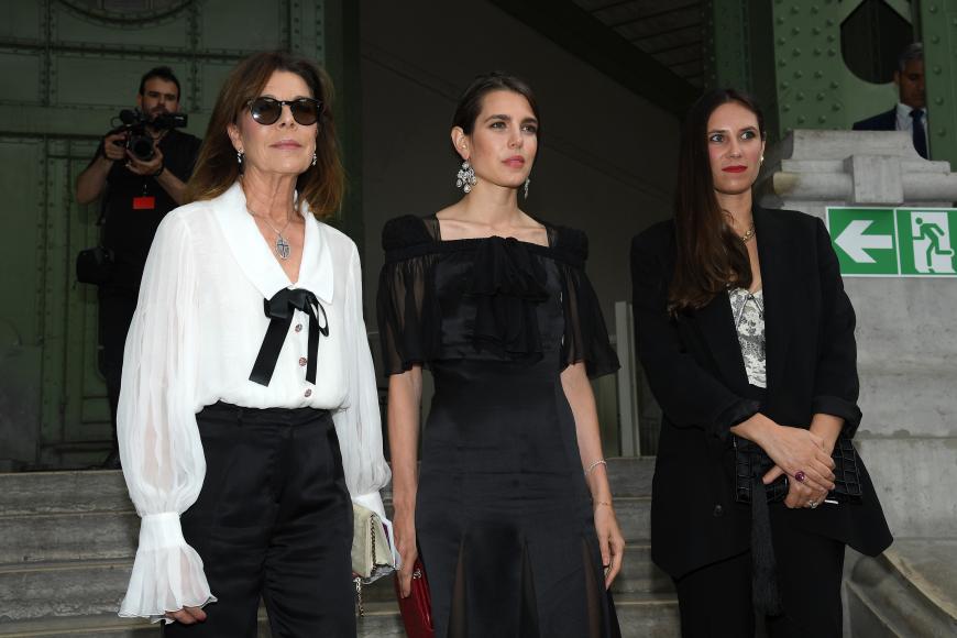 Caroline von Hannover, Charlotte und Tatiana Casiraghi erschienen bei dem Event in schwarz-weißer Kleidung - Lagerfelds Lieblingsfarben.