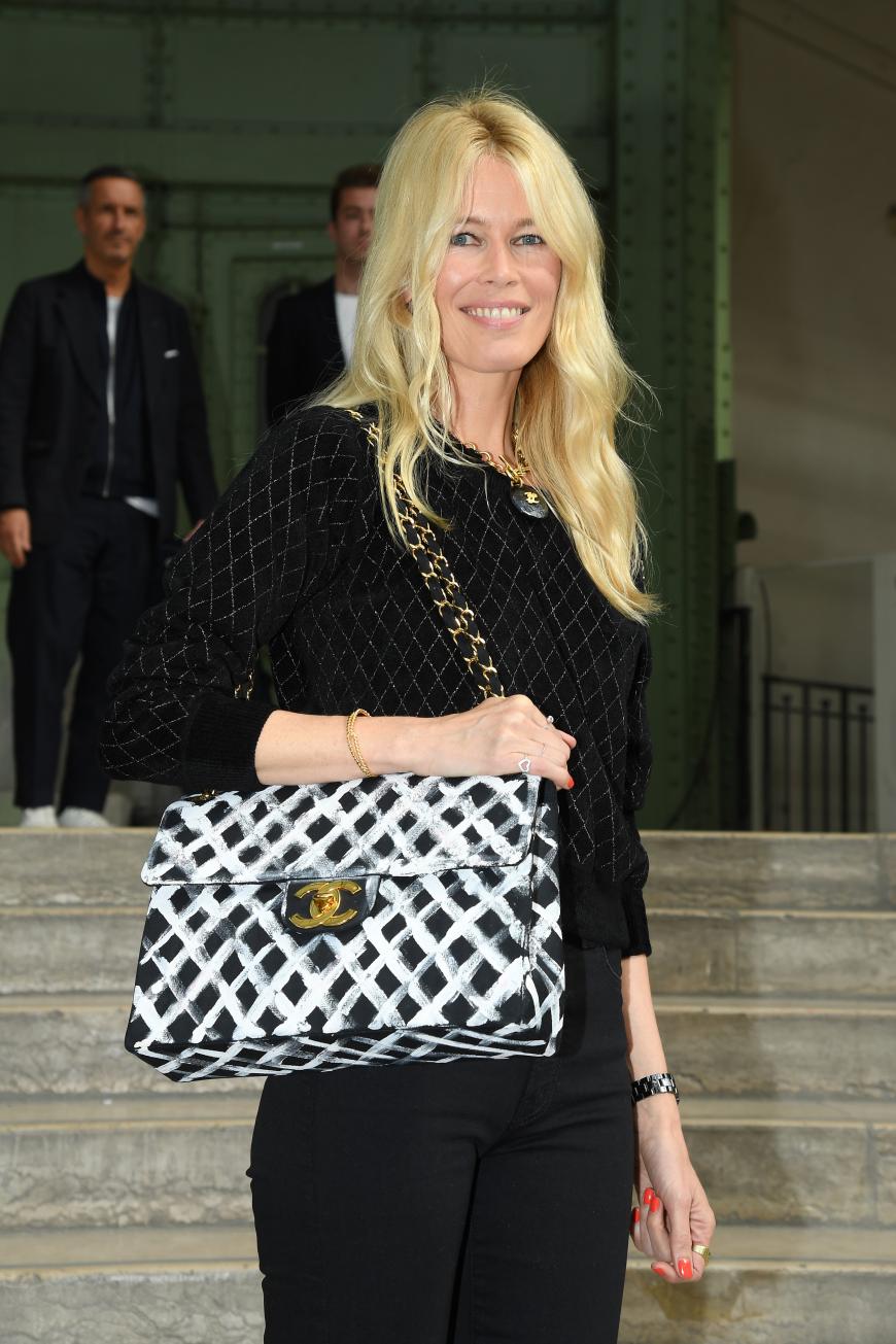 Karls Lieblings-Muse, Claudia Schiffer, verneigte sich noch einmal vor ihrem Freund. Er entdeckte das deutsche Model vor vielen Jahren und unterstützte es während der ganzen Karriere.