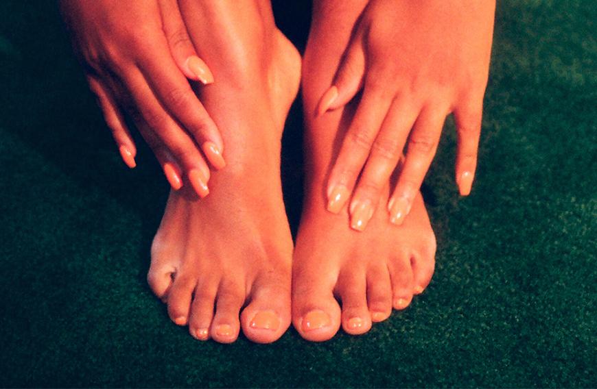 Gerade im Sommer wollen wir perfekt gepflegte Füße, damit wir einen tollen Auftritt in unseren Sandalen hinlegen können. Hühneraugen sind da ziemlich ungünstig.