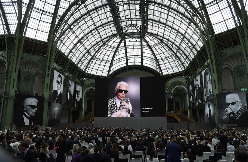 Der Grand Palais in Paris wurde mit Fotos und Videos des Mode-Zaren untermalt.