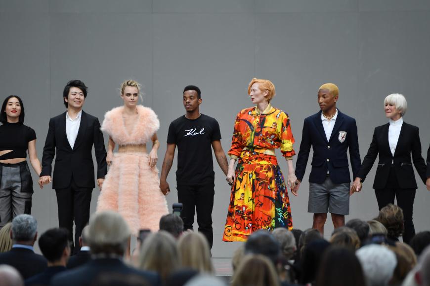 Pianist Lang Lang (v.l.), Model Cara Delevingne, Tänzer Lil Buck, Opernregisseur Robert Carsen, Schauspielerin Tilda Swinton, Sänger Pharrell William und Schauspielerin Helen Mirren verneigten sich noch einmal alle vor ihrem Idol Karl Lagerfeld.