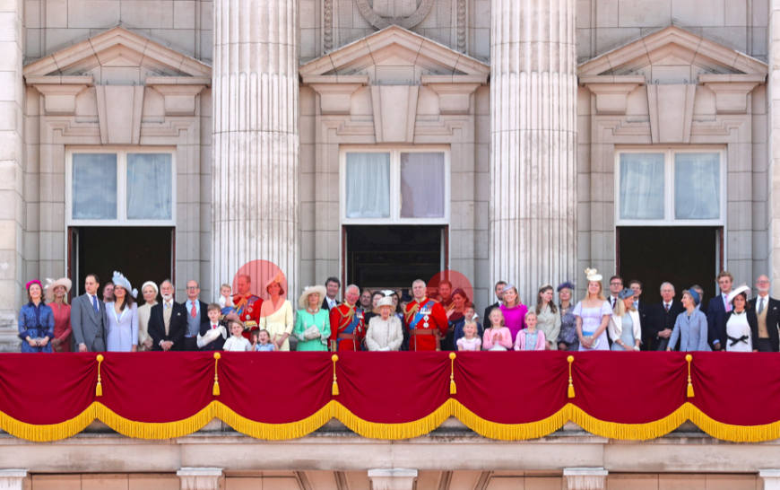 Zerbricht die Royal Family? Schon bei der “Trooping the Colour“-Parade in diesem Jahr standen Kate und William sowie Harry und Meghan ziemlich weit voneinander entfernt ...