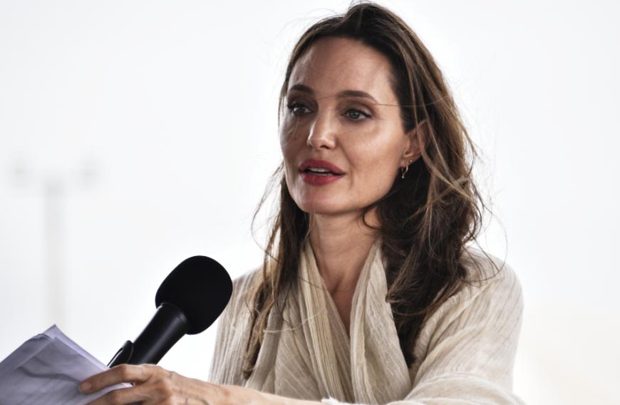 Angelina Jolie muss sich erneut böser Kritik stellen: Ein ehemaliges Kindermädchen kritisiert den Erziehungsstil der Ex-Frau von Brad Pitt.