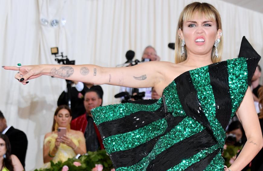 Bereits 2015 krachte es zwischen den Musikerinnen: Bei den VMA-Awards wurde Miley von der 36-Jährigen vor allen Gästen als