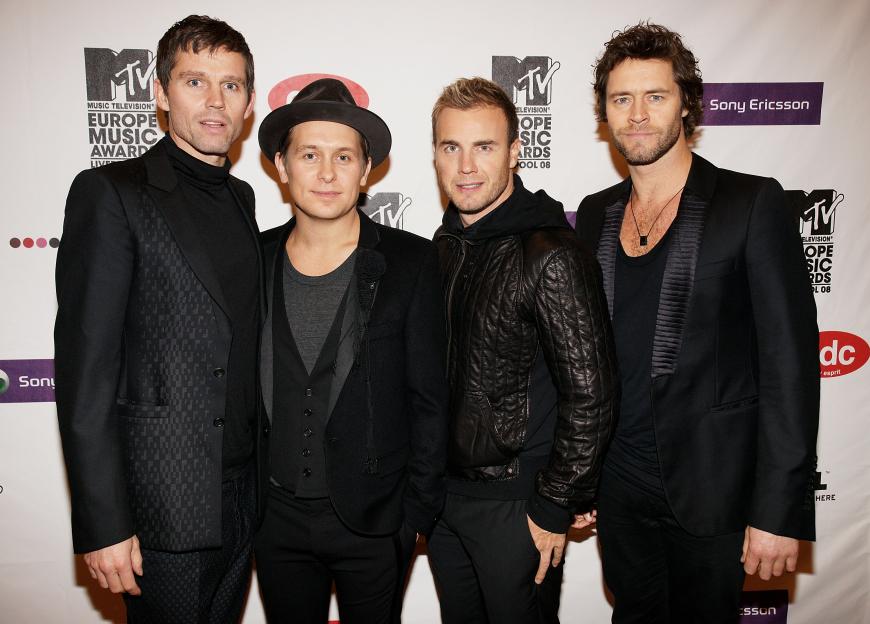 Die Band um Jason Orange, Mark Owen, Gary Barlow und Howard Donald (von links) ist derzeit auf Jubiläumstournee unterwegs. In Amsterdam sei es zu einem Vorfall mit Fans gekommen, wobei eine Person zwischen all der Aufregung um die Boygroup gegen Howards Augapfel gekommen sei.