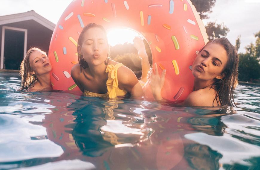 Mit den richtigen Beauty-Produkten halten unsere Foundation, Mascara und Co. auch einer wilden Pool-Party stand.