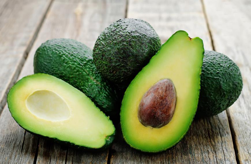 Das fettlösliche Vitamin kommt beispielsweise in Avocados vor und ist sowohl von innen als auch von außen ein Beauty-Booster.