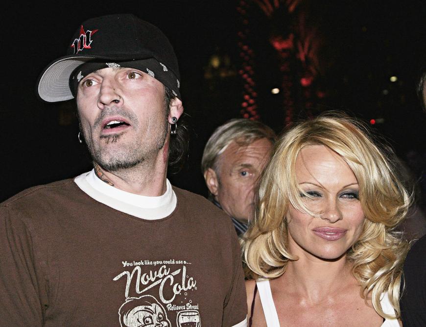 1998 wurde ihre Ehe Skandalrocker Tommy Lee geschieden, nachdem dieser sie geschlagen hatte.