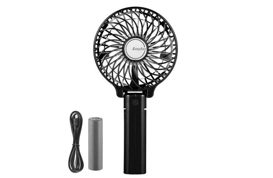 Richtig praktisch ist dieser tragbare Ventilator, den du überall mit hinnehmen kannst. Wenn die Luft in der Bahn beispielsweise zu schlecht ist, kannst du das Hitze-Gadget von EasyAcc einfach anschalten und dich über einen Luftzug freuen. Hier kannst du den Mini-Ventilator für ca. 13 Euro shoppen.