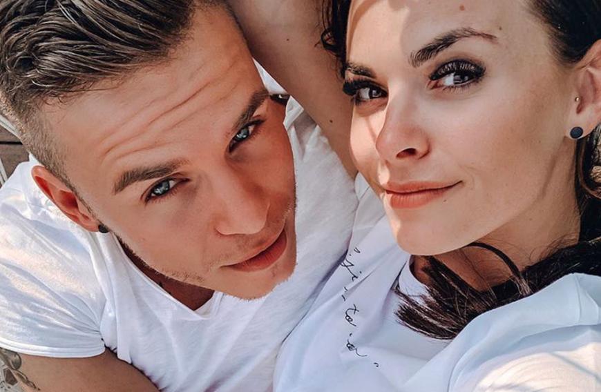 Henning Merten und Denise Kappés sind frisch verliebt.