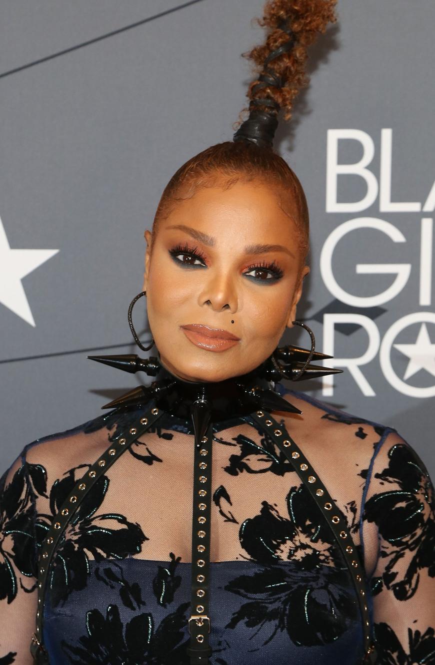 Janet Jackson hat ihren Bruder immer gegen die Vorwürfe verteidigt. Ihre gemeinsame Schwester LaToya Jackson, klagte Jacko dagegen öffentlich an.