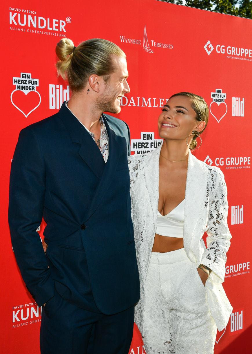 Verliebt schauen sie sich in die Augen. Mit diesem Auftritt haben Loris Karius und Sophia Thomalla mal eben allen anderen Promi-Gästen die Show gestohlen.