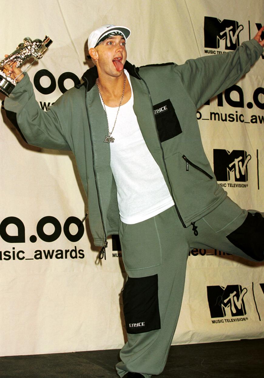 Seine Enttäuschung und Wut verarbeitet Eminem mit seinen Songs und wurde so megaerfolgreich. Ein Oscar und mehrere Grammys wurden ihm verliehen.