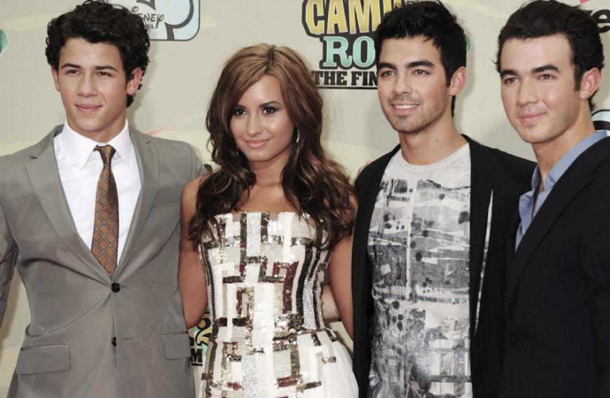 Nach ihrer Überdosis im Juli 2018 soll der Popstar von ihren engsten Freunden verlassen worden sein. Die Jonas Brothers, die zu ihren besten Freunden gehörten, sollen jetzt ihr Fett wegbekommen.