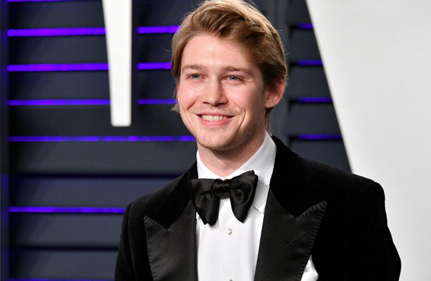 Seit 2017 ist sie mit Schauspieler Joe Alwyn liiert.