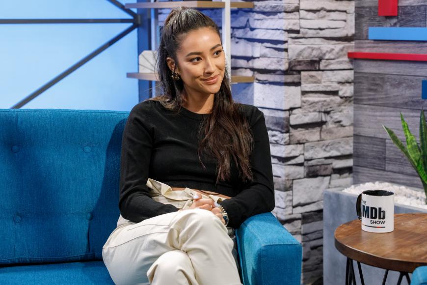 Shay Mitchell ist schwanger! Die Schauspielerin präsentierte ihren kugelrunden Babybauch nun voller Stolz auf Instagram.