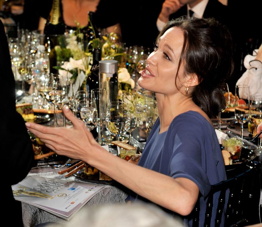 Wenn Angelina Jolie ihren Kindern tatsächlich Wein zum Trinken gibt, wird sie gleich doppelt straffällig. In den USA ist Alkohol nämlich erst ab 21 Jahren erlaubt.