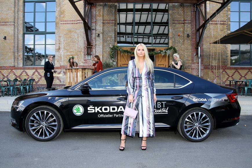 Model Anna Hiltrop posierte vor dem Skoda-Shuttle am Eingang.