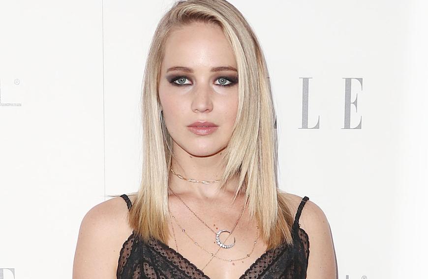 JLaw hat sich für die klassische Variante in Schwarz entschieden. So wird ein toller Kontrast zu ihren blau-grauen Augen gebildet.
