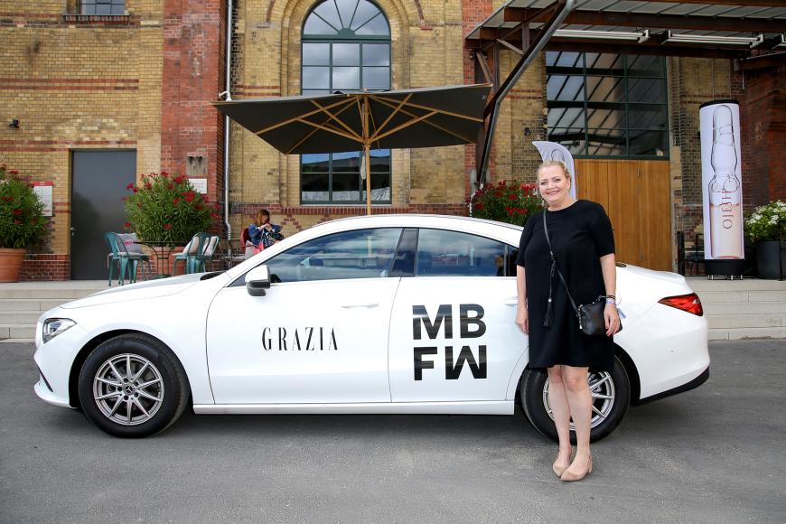 It's Fashion Week, Baby! Ingrid Rose (Chefredakteurin GRAZIA) posierte vor dem personalisierten Shuttle.