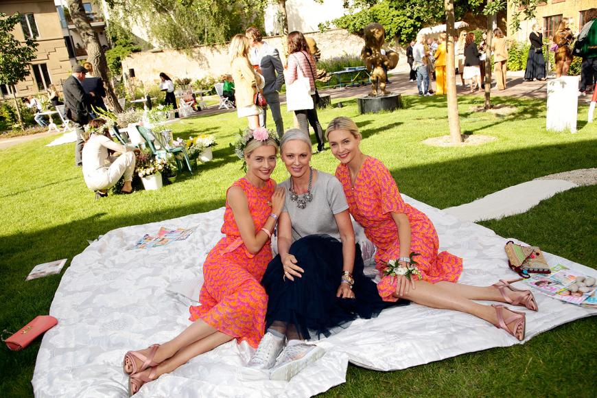 Die Model-Zwillinge Nina und Julia Meise machten es sich mit Best-Ager-Model Petra van Bremen auf der Sitzecke im Garten gemütlich.