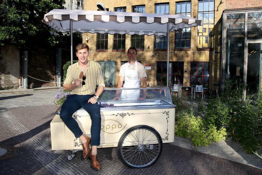Bei diesen Temperaturen gönnt sich auch Schauspieler und Model Lukas Sauer ein Eis von OPPO.