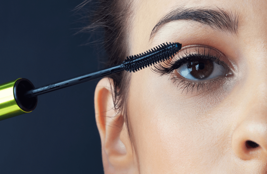 Mit einer Mascara können wir uns im Handumdrehen schöne Wimpern zaubern.