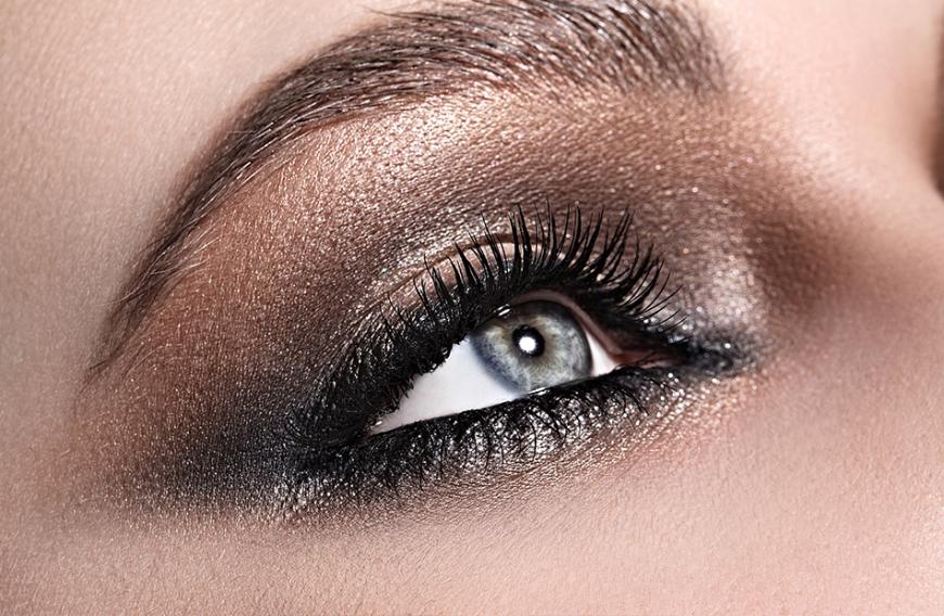 In nur wenigen Schritten können wir uns zu Hause ganz easy verführerische Smokey Eyes nachschminken.
