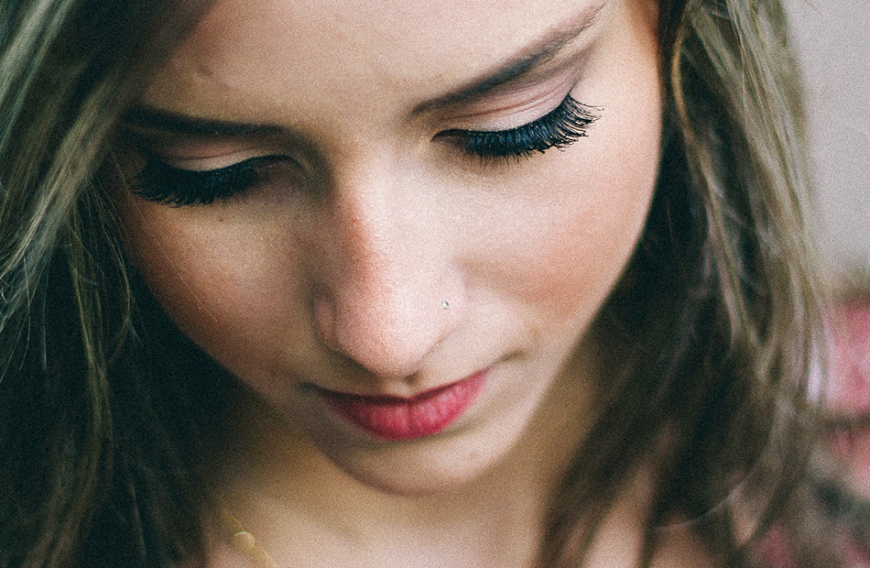 Wir haben eine Wimperntusche entdeckt, die sich alle paar Sekunden verkaufen soll ...