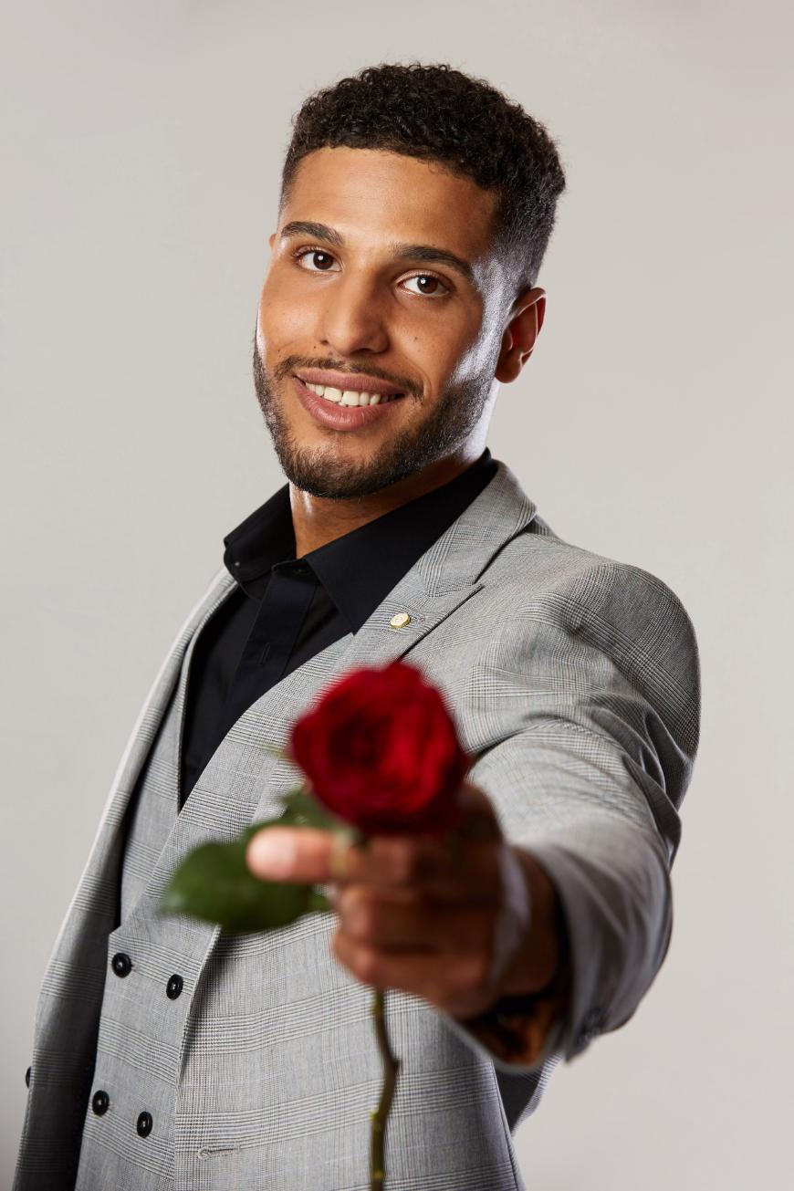 David, 24, Profi-Basketballer aus Erfurt
David ist seit zwei Jahren Single und stürzt sich in den Kampf um die Bachelorette. Mit seinen 24 Jahren hat David bereits in der 1. Bundesliga gespielt und damit sein Hobby zum Beruf gemacht. Sein Traum: einmal in der NBA zu spielen. Für sein Studium konnte der 24-jährige bereits amerikanische Luft schnuppern: Vier Jahre lang studierte David Pre-Medicine (gleicht dem deutschen Physikum) in der Nähe von San Francisco. Aktuell hängt er per Fernstudium seinen Master in Ernährungswissenschaften an,