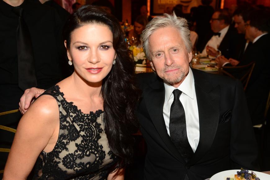 Der Oscar-Gewinner und seine 49 Jahre alte Frau Catherine Zeta-Jones verkaufen zwei ihrer Häuser und wollen so viel Zeit wie möglich mit den gesundheitlich angeschlagenen Eltern von Douglas verbringen. Kirk Douglas ist inzwischen 102, seine Frau Anne, Michaels Stiefmutter, 100 Jahre alt.