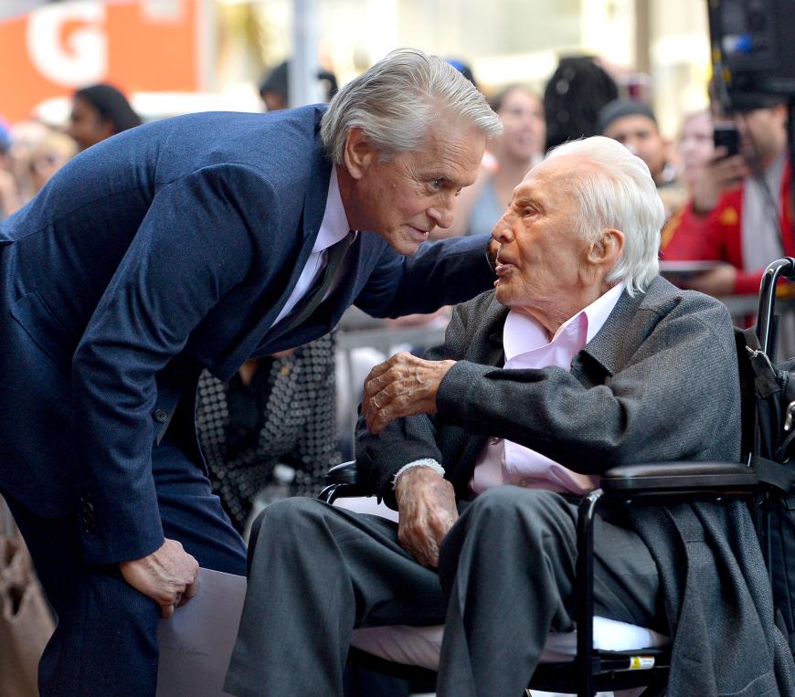 Kirk Douglas (r.) erlitt 1996 einen Schlaganfall und bekam 2005 beide Knie ersetzt. Seitdem ist er vorwiegend auf einen Rollstuhl angewiesen.