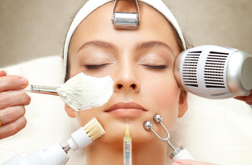 Bei dem Beauty-Treatment kommen weder Botox noch Unterspritzungen zum Einsatz. Stattdessen wird deine Haut mir Mikrostrom behandelt.
