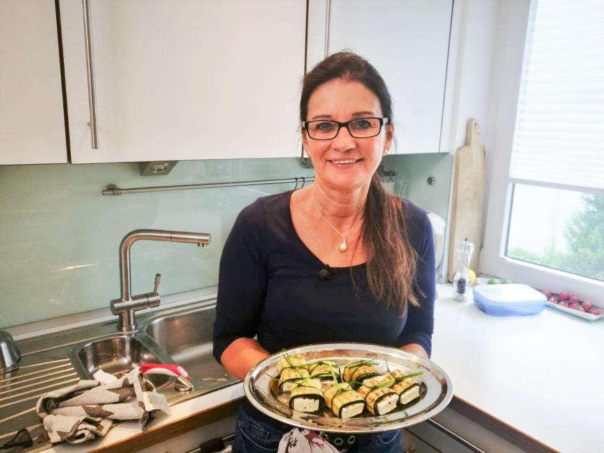 Gastgeberin Uschi serviert in Darmstadt den ersten Gang ihres perfekt vorbereiteten 3-Gänge-Menüs: Pannacotta vom grünen und weißen Spargel, dazu Zucchini-Feta-Päckchen.