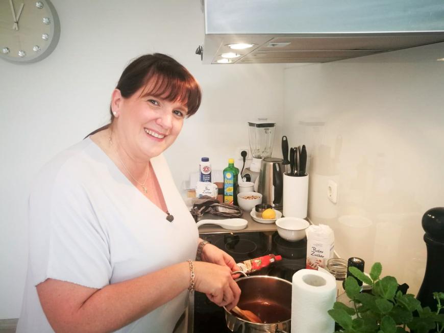 Nicole leidet unter einer Katzenhaarallergie und kann Uschi nicht verstehen: