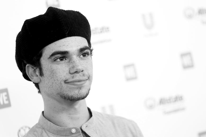 Traurige Nachrichten aus Hollywood: Cameron Boyce ist am 6. Juli 2019 verstorben. Der Disney-Star starb an einer unbekannten Krankheit. “Er starb im Schlaf aufgrund eines Anfalls, der das Ergebnis einer andauernden Krankheit war, wegen der er in Behandlung war“, teilte der Sprecher seiner Familie dem TV-Sender ABC mit.