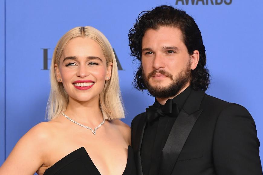 Vorsicht, Spoiler! Auch in der Serie hatte der Jon Schnee-Darsteller nicht viel Glück in der Liebe. Am Ende musste er seine große Liebe Daenerys Targaryen töten, um die Welt zu retten.